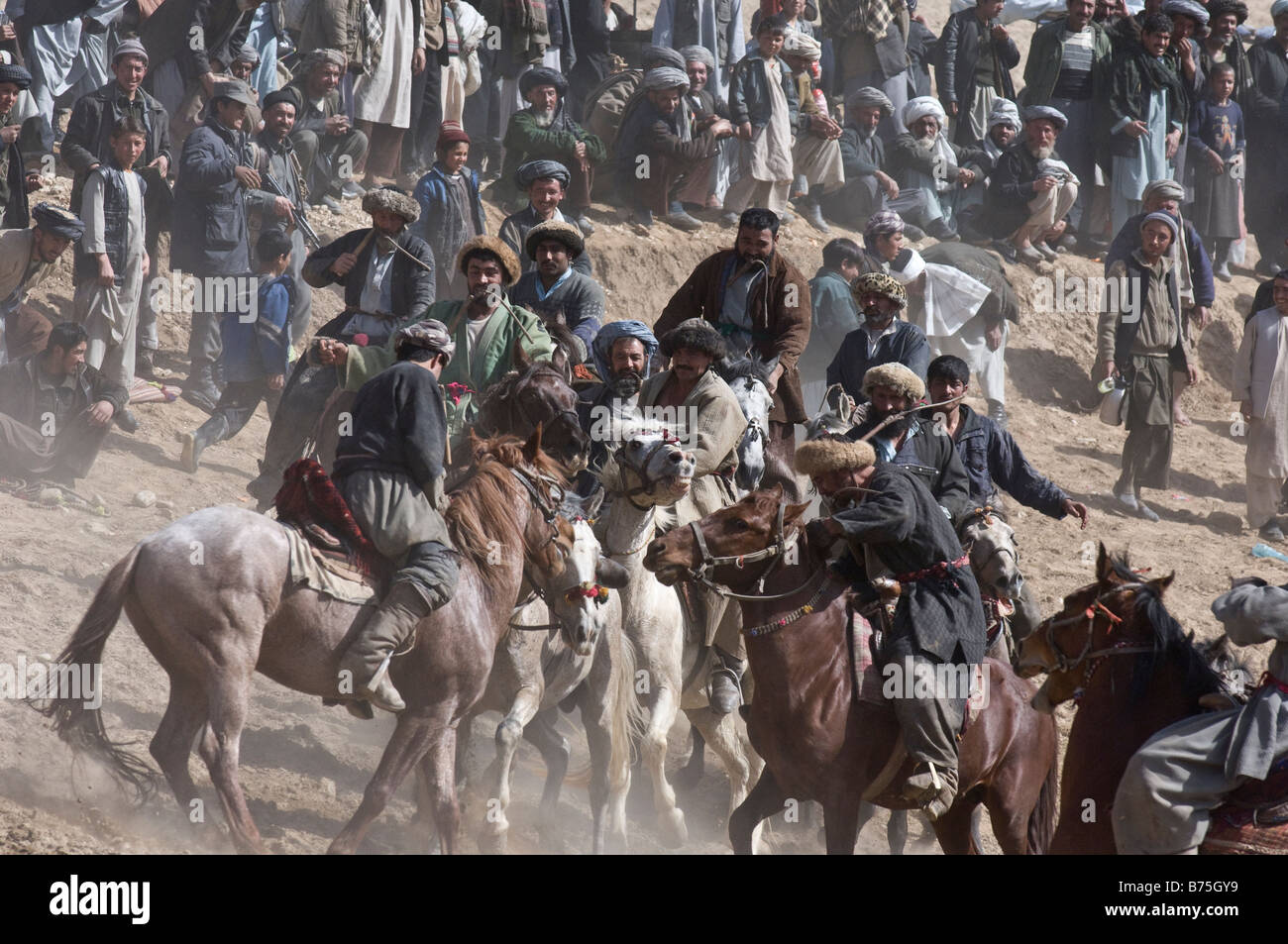 Afghan cavalieri prendere parte al tradizionale gioco Buzkashi Maimana in Afghanistan. Foto Stock