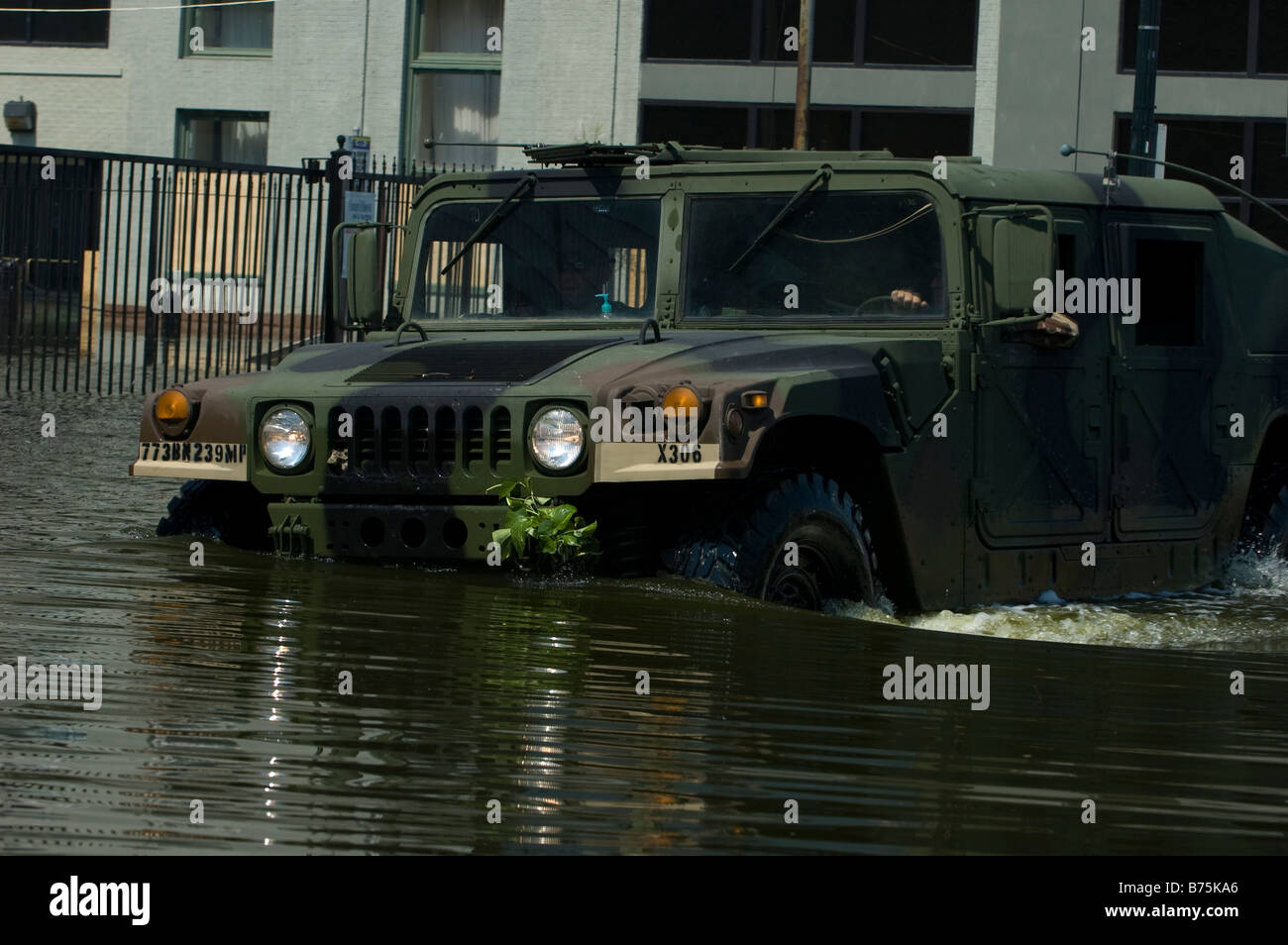American Humvee guadare attraverso le acque di esondazione di uragano Katrina a New Orleans city centre Foto Stock
