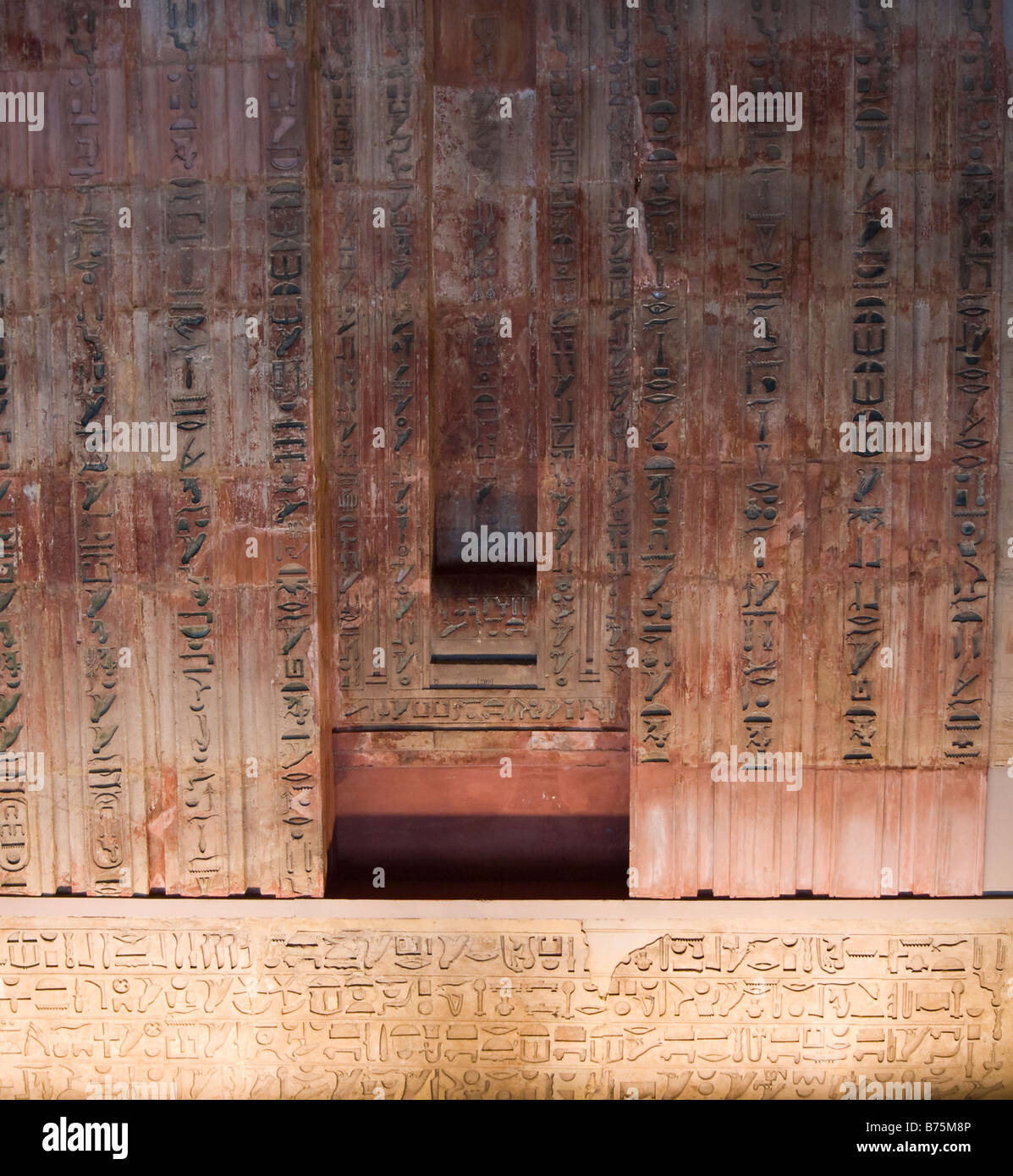Pietra calcarea falsa porta e architrave di Ptahshepses in mostra al British Museum, Regno Unito Foto Stock