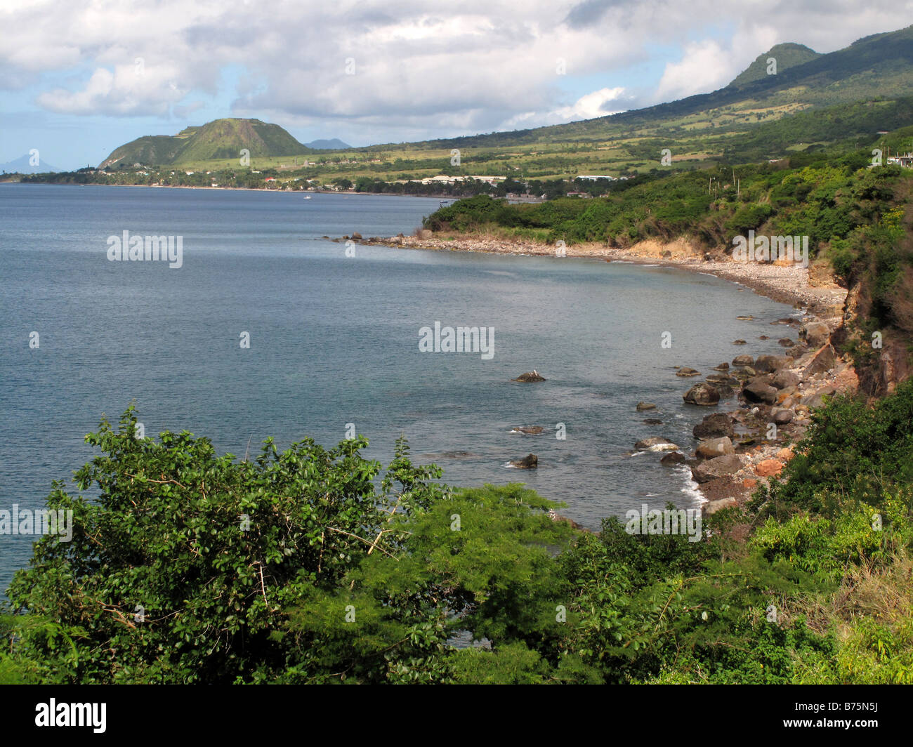 Il litorale di origine vulcanica di St Saint Kitts nei Caraibi, West Indies. Foto Stock