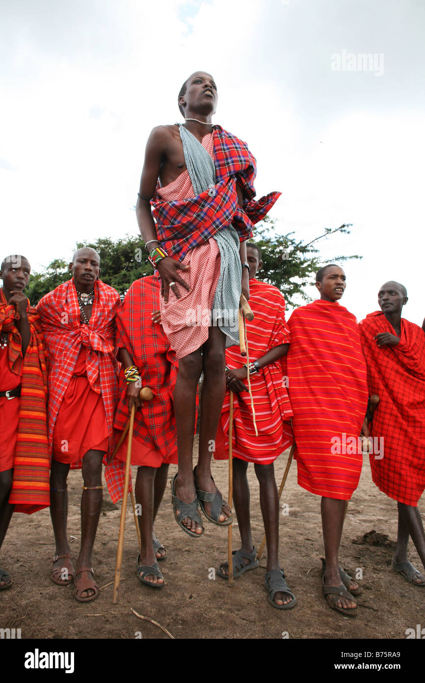 Africa Africani in Africa Kenya Kenya kenioti Massai Masai Mara Massai Mara Ngoiroro persone villaggio gli abitanti di un villaggio di povertà rurale povero Foto Stock