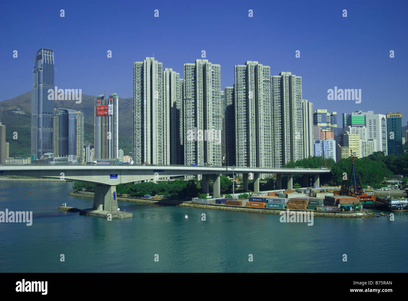 Alto edificio di condomini e Ponte Tsing Yi Island, Hong Kong, Repubblica Popolare di Cina Foto Stock
