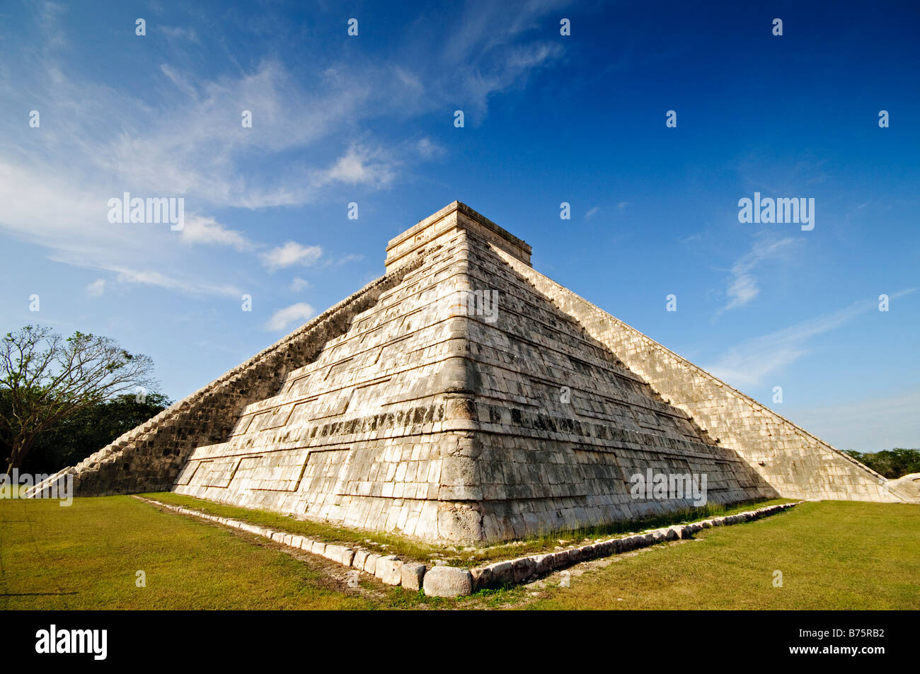 CHICHEN ITZA, Messico - El Castillo (noto anche come Tempio di Kuklcan) presso le antiche rovine Maya di Chichen Itza, Yucatan, Messico 081216092848 4416x.tif. Chichen Itza, situata sulla penisola dello Yucatan in Messico, è un sito archeologico significativo che mostra la ricca storia e le avanzate conoscenze scientifiche dell'antica civiltà Maya. È conosciuta soprattutto per la piramide di Kukulkan, o "El Castillo", una struttura a quattro lati con 91 gradini su ciascun lato, che culminano in un singolo gradino in cima per rappresentare i 365 giorni dell'anno solare. Foto Stock