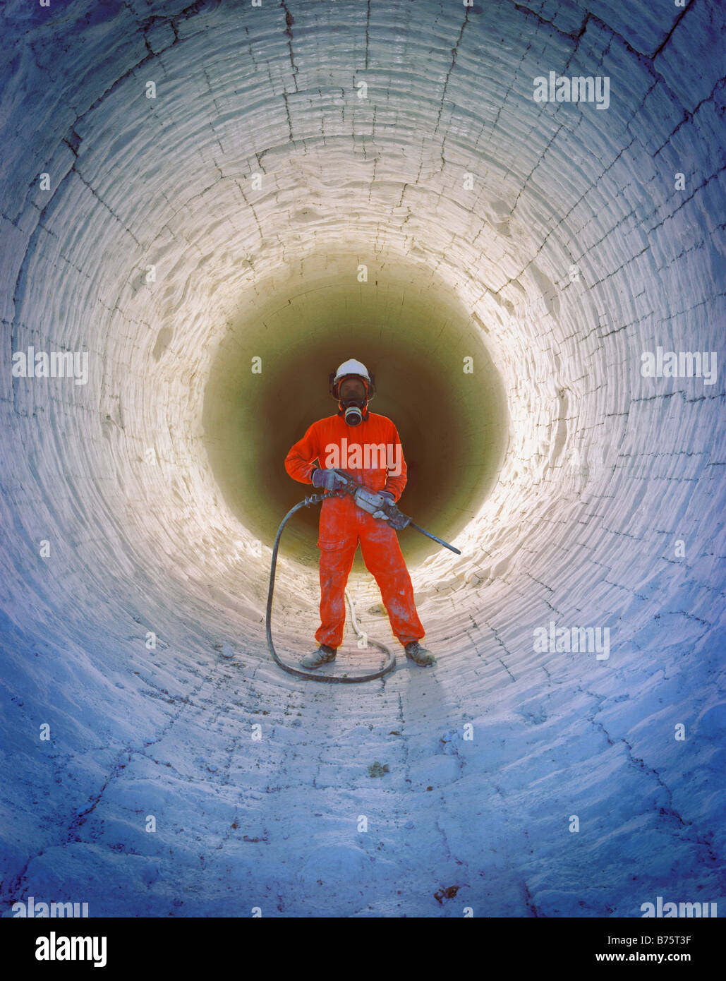 Operaio industriale nel tunnel Foto Stock