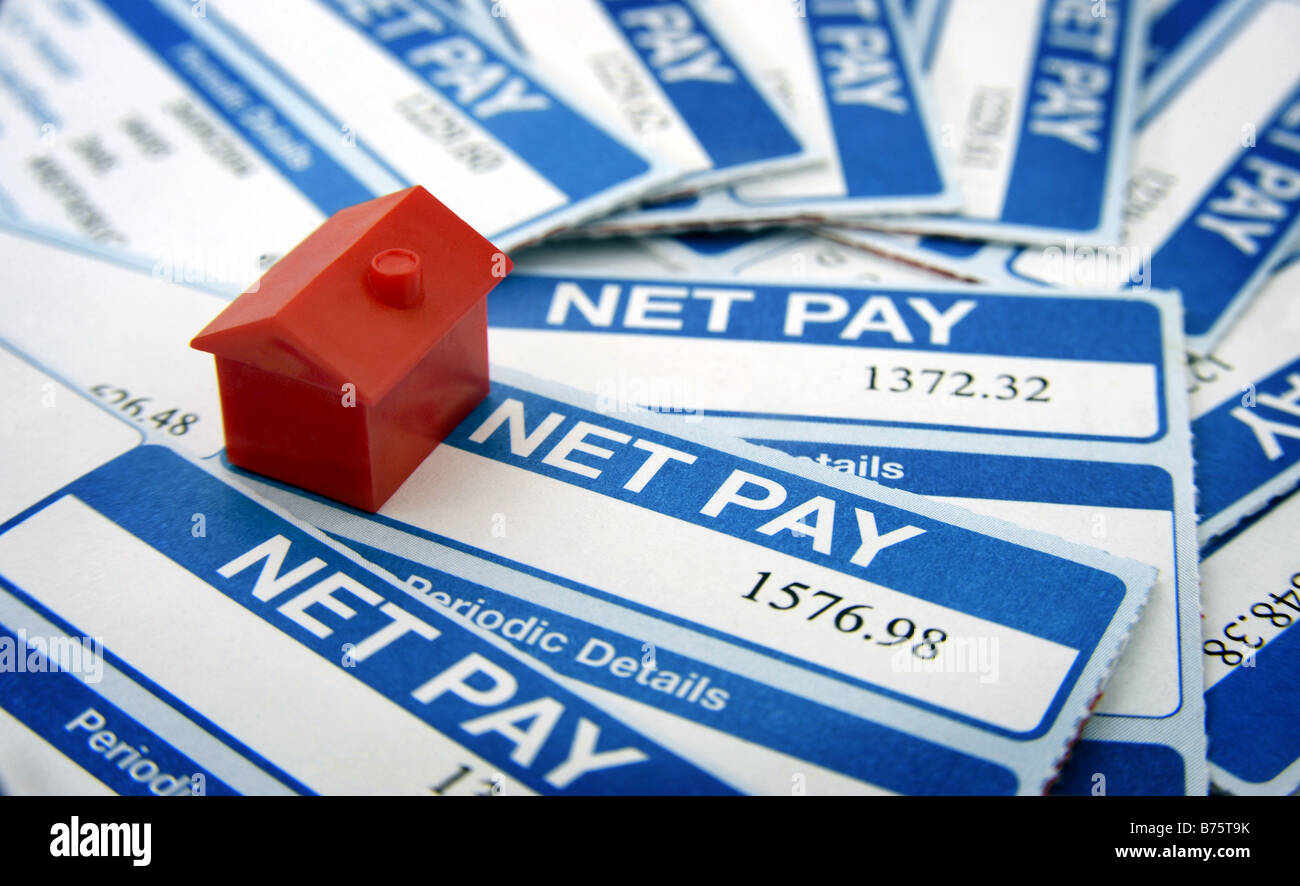 BRITISH fogli paga con il modello di casa,RE il lavaggio di proprietà di mercato credit crunch recessione redditi salariali costo della vita POSTI DI LAVORO ETC UK. Foto Stock