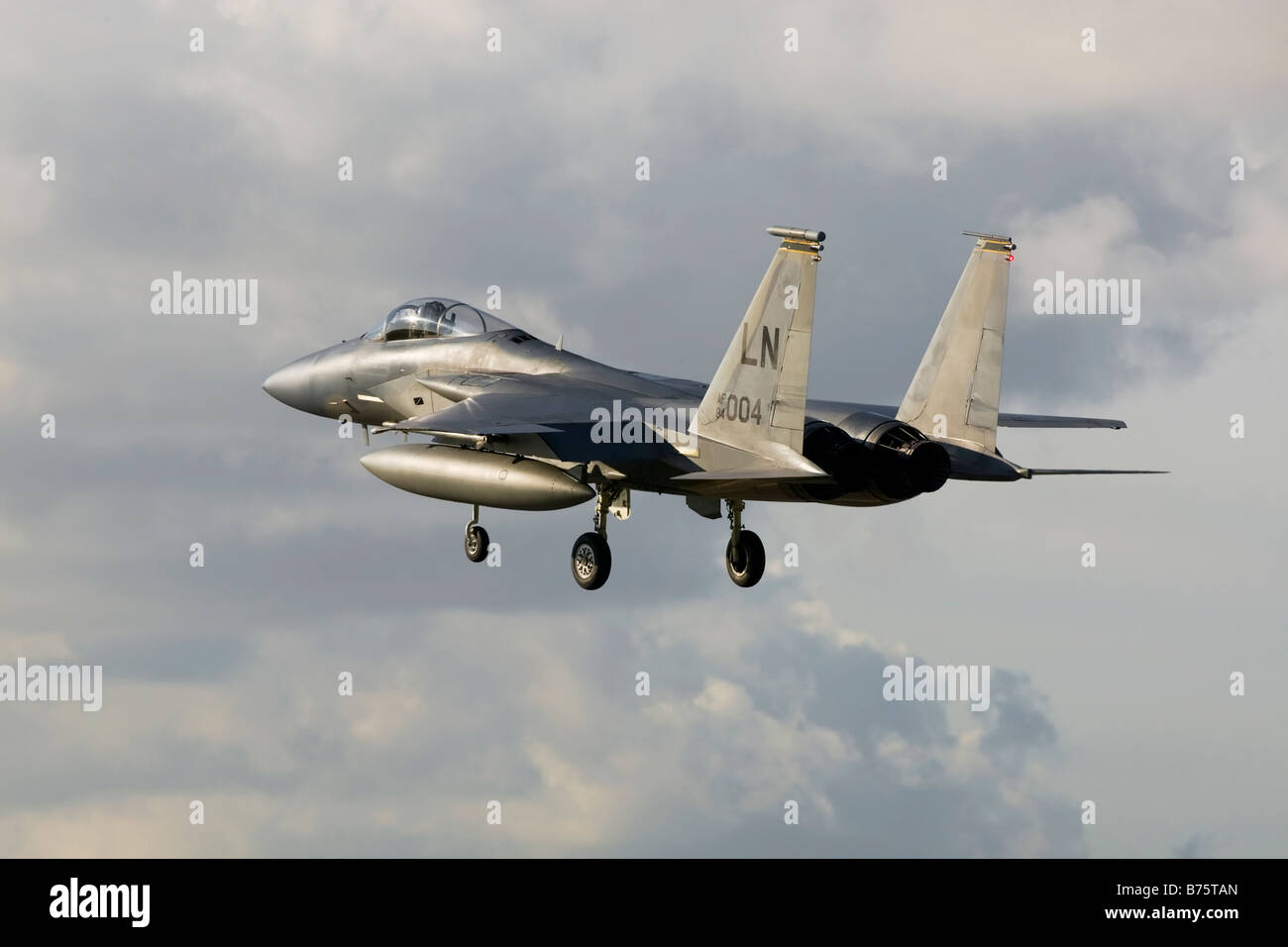 Un Boeing F15C Eagle superiorità aerea degli aerei da caccia del USAF tramonto arrivo Foto Stock