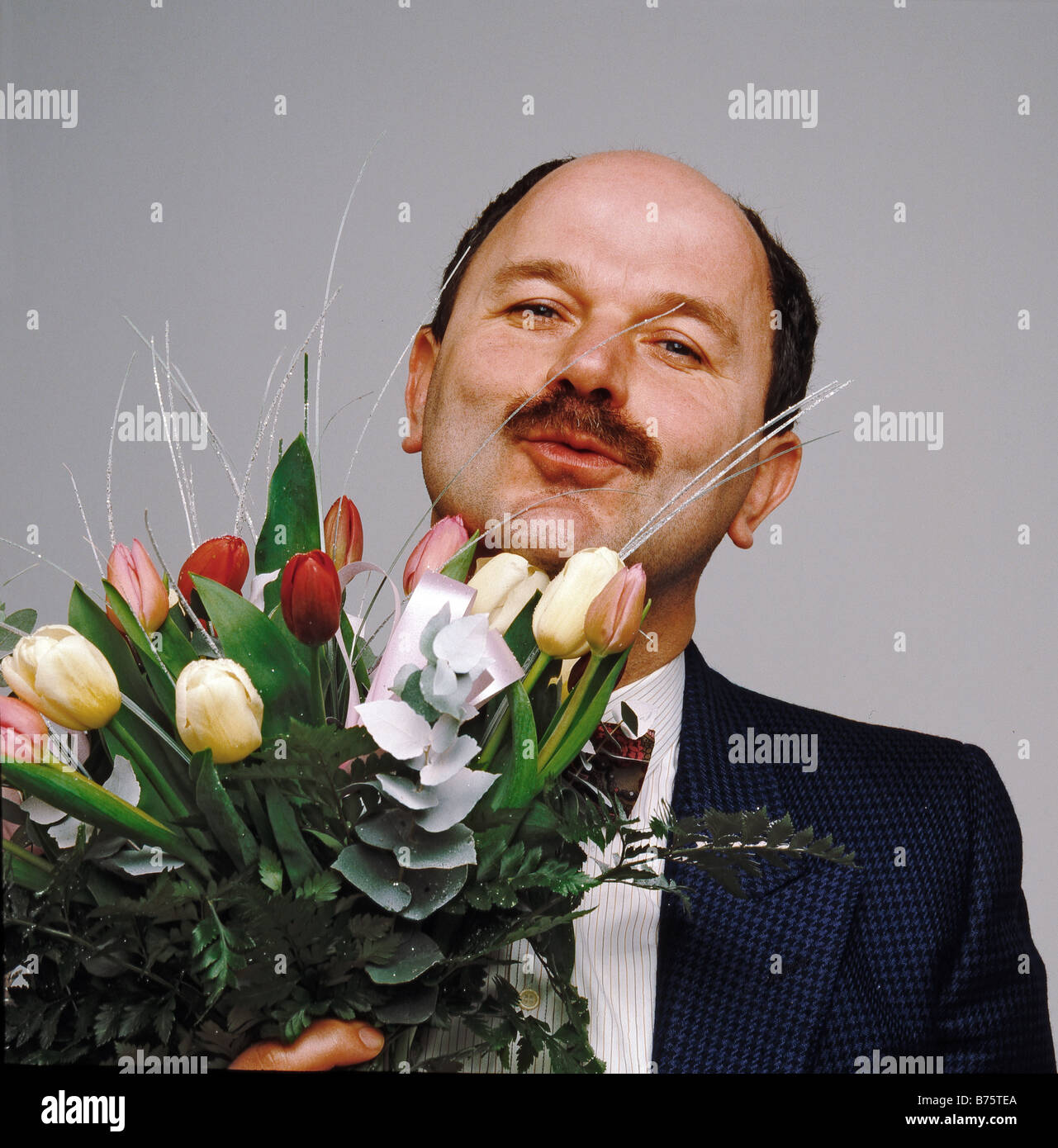 Middelaged uomo con fiori. Mittelalter Mann mit Blumen Foto Stock