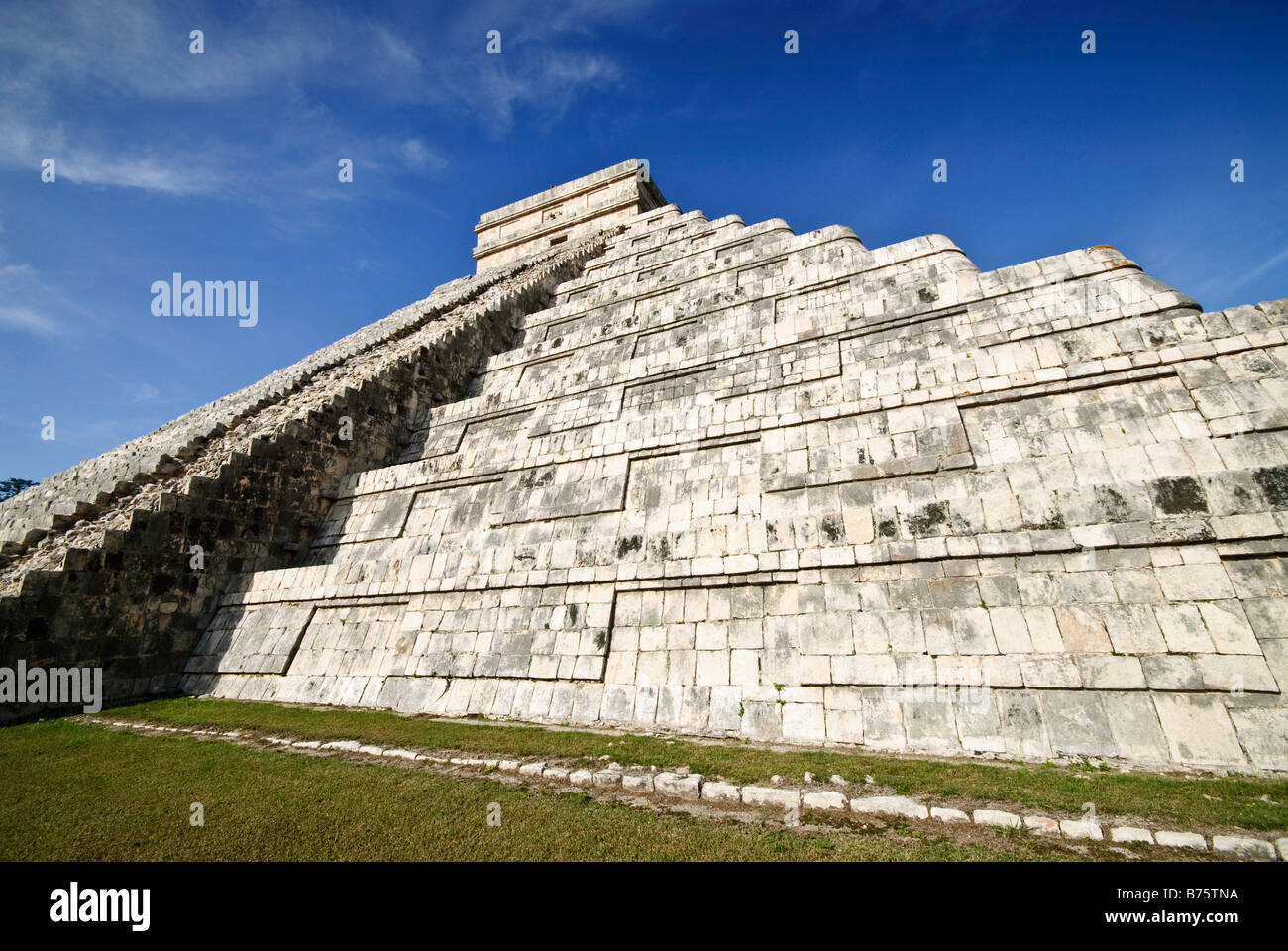 CHICHEN ITZA, Messico - El Castillo (noto anche come Tempio di Kuklcan) presso le antiche rovine Maya di Chichen Itza, Yucatan, Messico 081216092710 1917x.tif. Chichen Itza, situata sulla penisola dello Yucatan in Messico, è un sito archeologico significativo che mostra la ricca storia e le avanzate conoscenze scientifiche dell'antica civiltà Maya. È conosciuta soprattutto per la piramide di Kukulkan, o "El Castillo", una struttura a quattro lati con 91 gradini su ciascun lato, che culminano in un singolo gradino in cima per rappresentare i 365 giorni dell'anno solare. Foto Stock