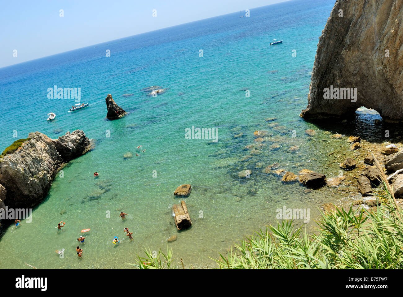 Il lussuoso luogo di nuoto e l'Arco Naturale, Arco Naturale, nella città di Ponza, isola di Ponza, Lazio, l'Italia, l'Europa. Foto Stock