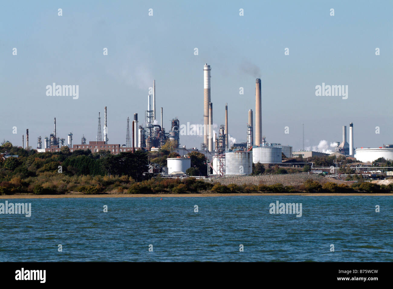 ExxonMobil Fawley raffineria di petrolio su acqua di Southampton, Hampshire, Inghilterra Foto Stock