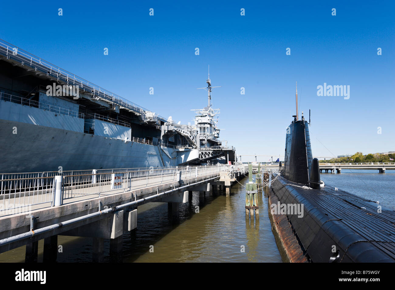 La USS Yorktown portaerei dal sommergibile USS Clamagore, Patriots Point Museo Navale di Charleston, Carolina del Sud Foto Stock