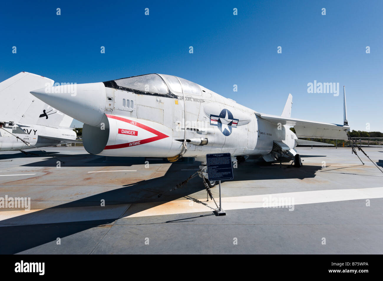F-8K Crusader fighter aircraft sul ponte della USS Yorktown portaerei, Patriots Point Museo Navale di Charleston, Carolina del Sud Foto Stock