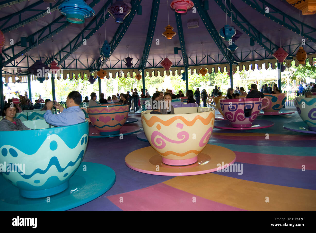 Mad Hatter Tea Cups ride, Fantasyland, Hong Kong Disneyland Resort, l'Isola di Lantau, Hong Kong, Repubblica Popolare di Cina Foto Stock