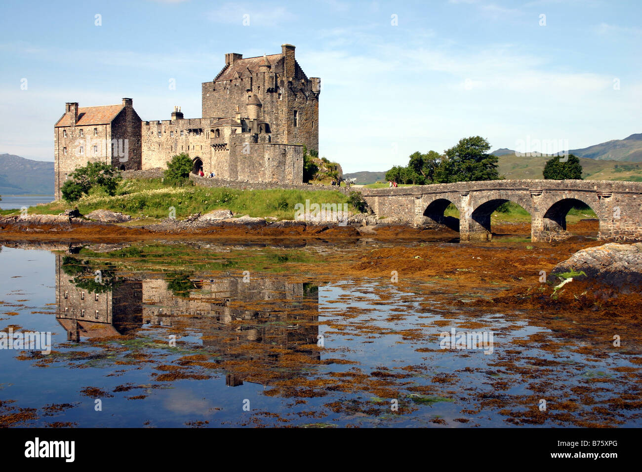 Romantico 'Highlander' Eilean Donan storico castello nelle Highlands scozzesi Foto Stock
