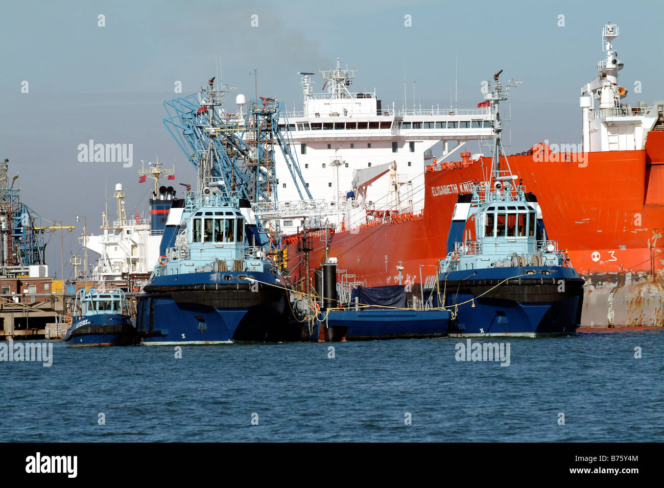 Petrolio greggio petroliera navetta 'Elisabeth Knutsen' a fianco di scarico a Fawley Terminale Marino, Southampton, Inghilterra Foto Stock