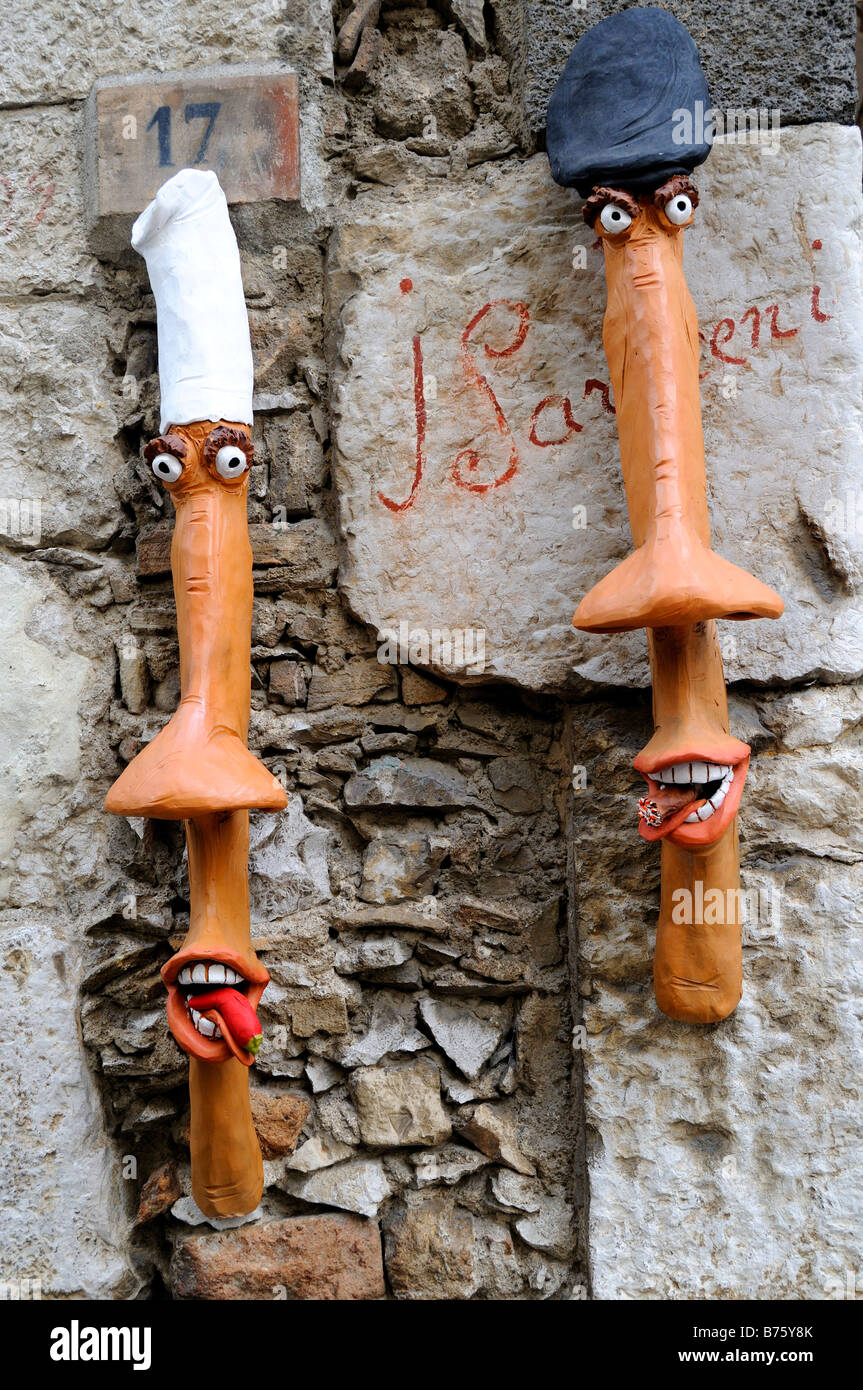 La scultura moderna di teste allungato sul display Taormina in Sicilia Italia Foto Stock