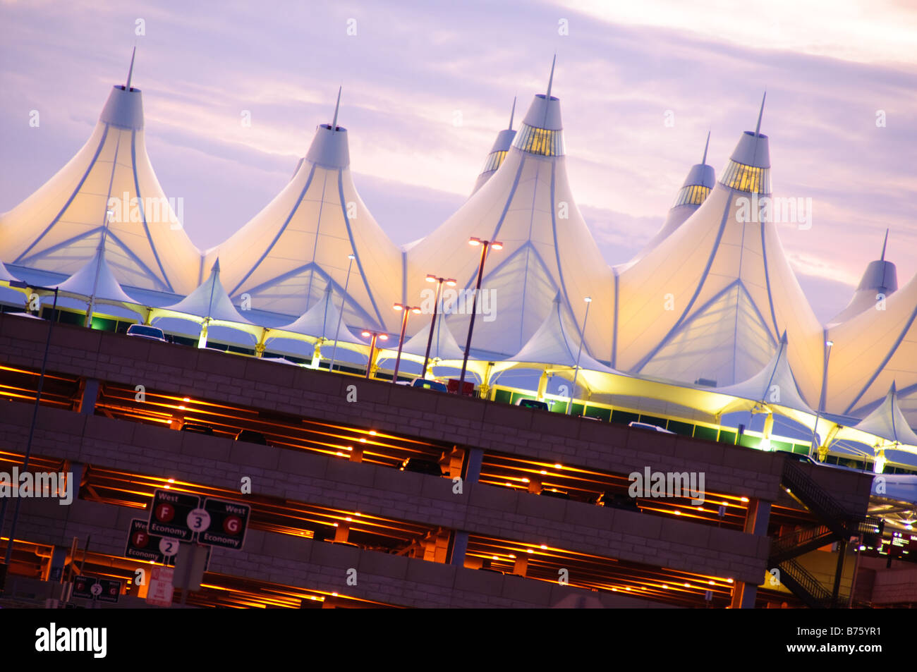 Il tessuto del tetto della Jeppesen terminale e il garage per il parcheggio. Foto Stock