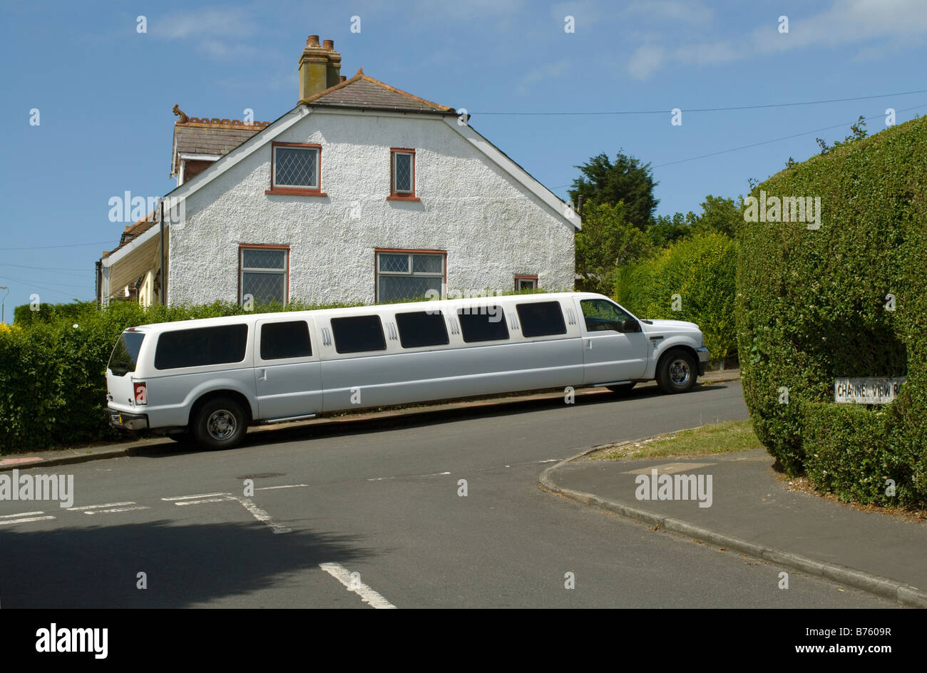 Un bianco stretch limousine parcheggiata fuori una casa suburbana in Brighton. Foto Stock