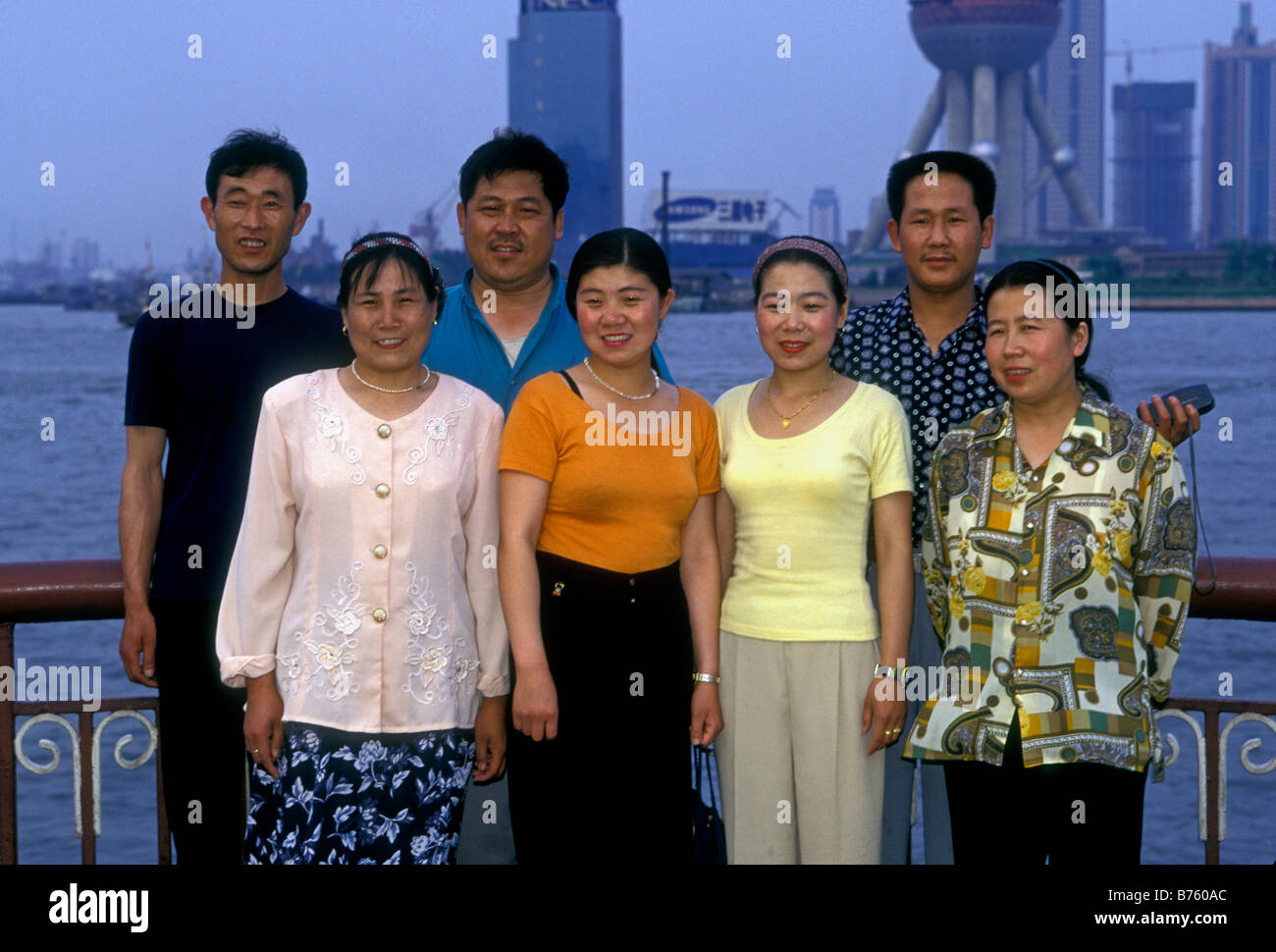 Il popolo cinese, famiglia cinese, ritratto di famiglia, contatto visivo, vista frontale, ritratto, il Bund, waitan, comune di shanghai, Cina Foto Stock