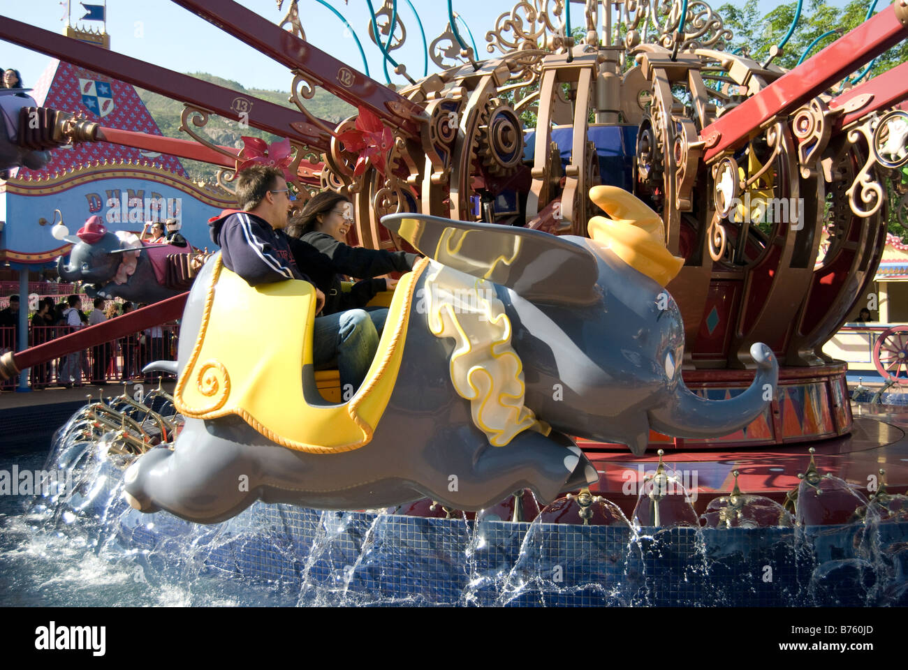'Dumbo The Flying Elephant' Ride, Fantasyland, Hong Kong Disneyland Resort, Isola di Lantau, Hong Kong, Repubblica popolare Cinese Foto Stock