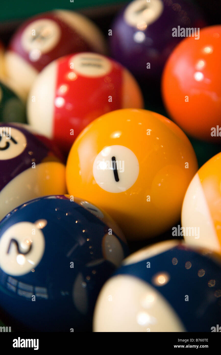 Colore palle da biliardo su un tavolo vicino fino Foto Stock