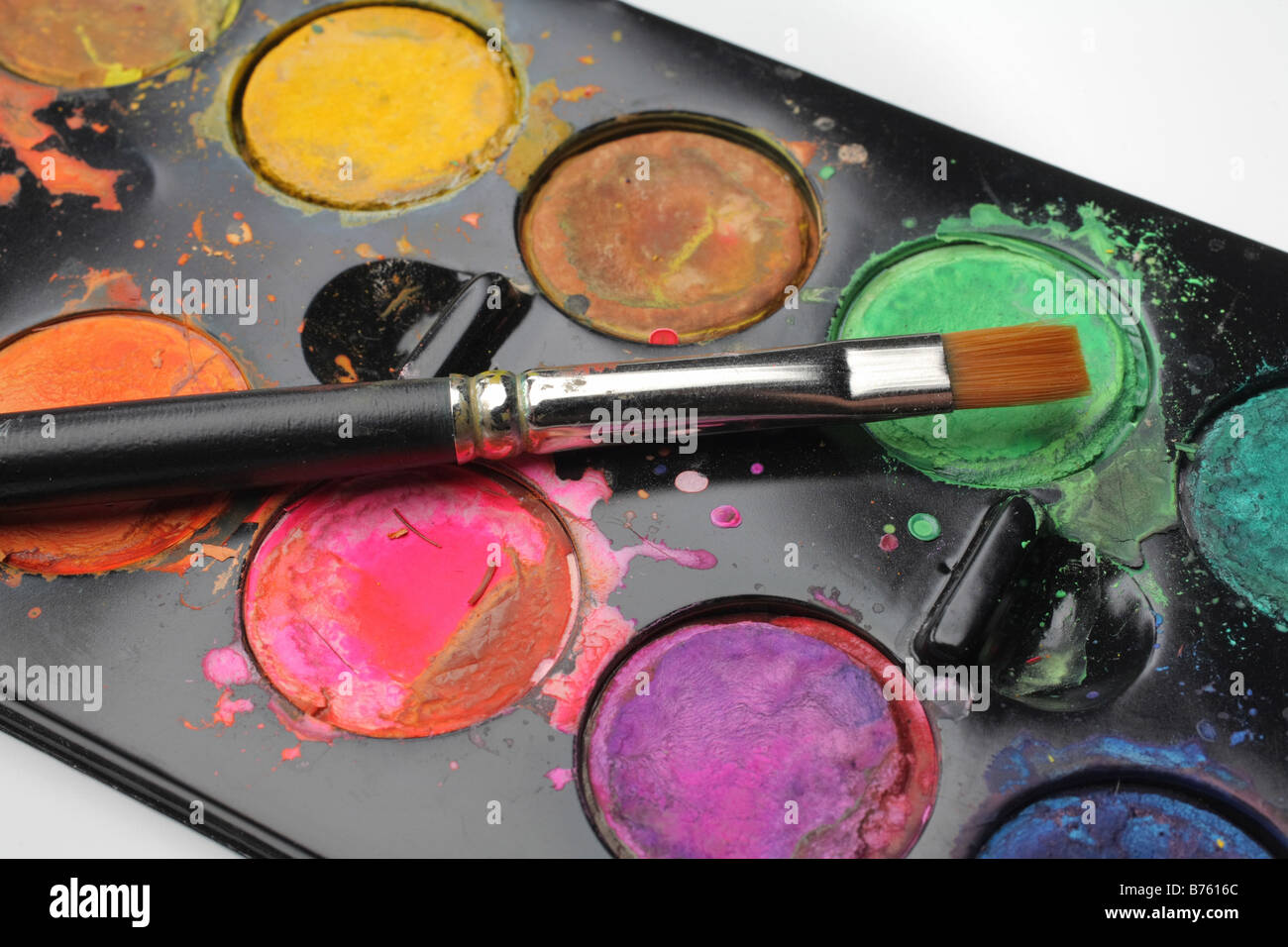 Variopinto acquerello tavolozza spazzola di vernice Foto Stock