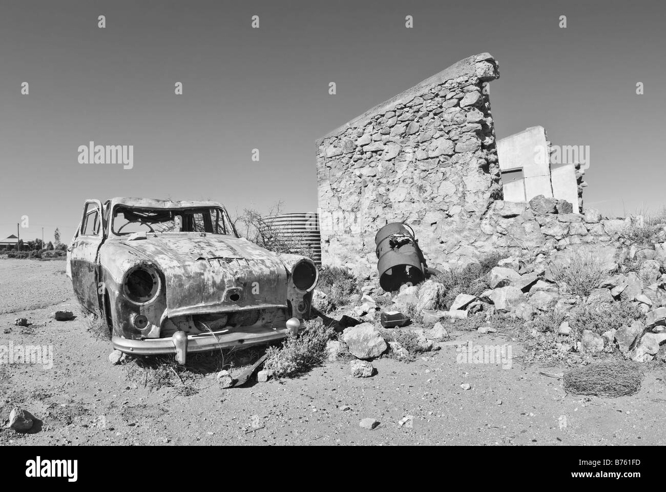 Grande immagine di una vecchia auto arrugginimento lontano nel deserto Foto Stock