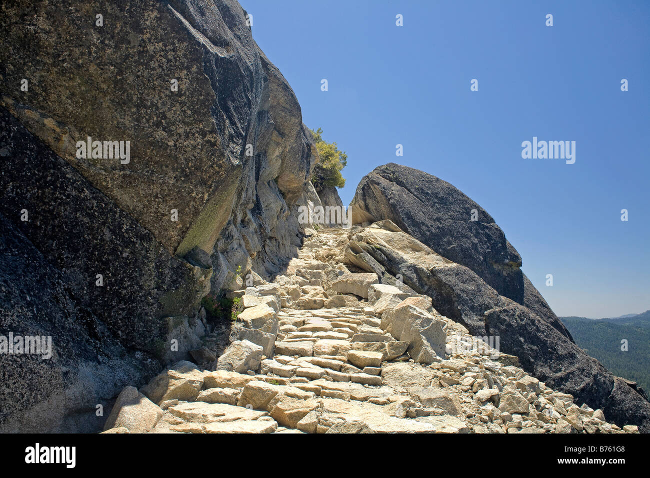 CALIFORNIA - Chilnualna Falls Sentiero di attraversamento di una roccia di granito in Il Wawona area del Parco Nazionale di Yosemite. Foto Stock