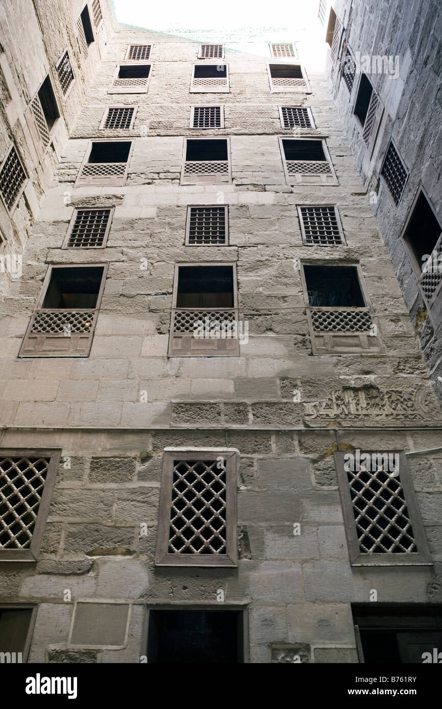 Cortile e le cellule dello studente, Shafi io madrasa, Sultan Hasan complessa, Il Cairo, Egitto Foto Stock