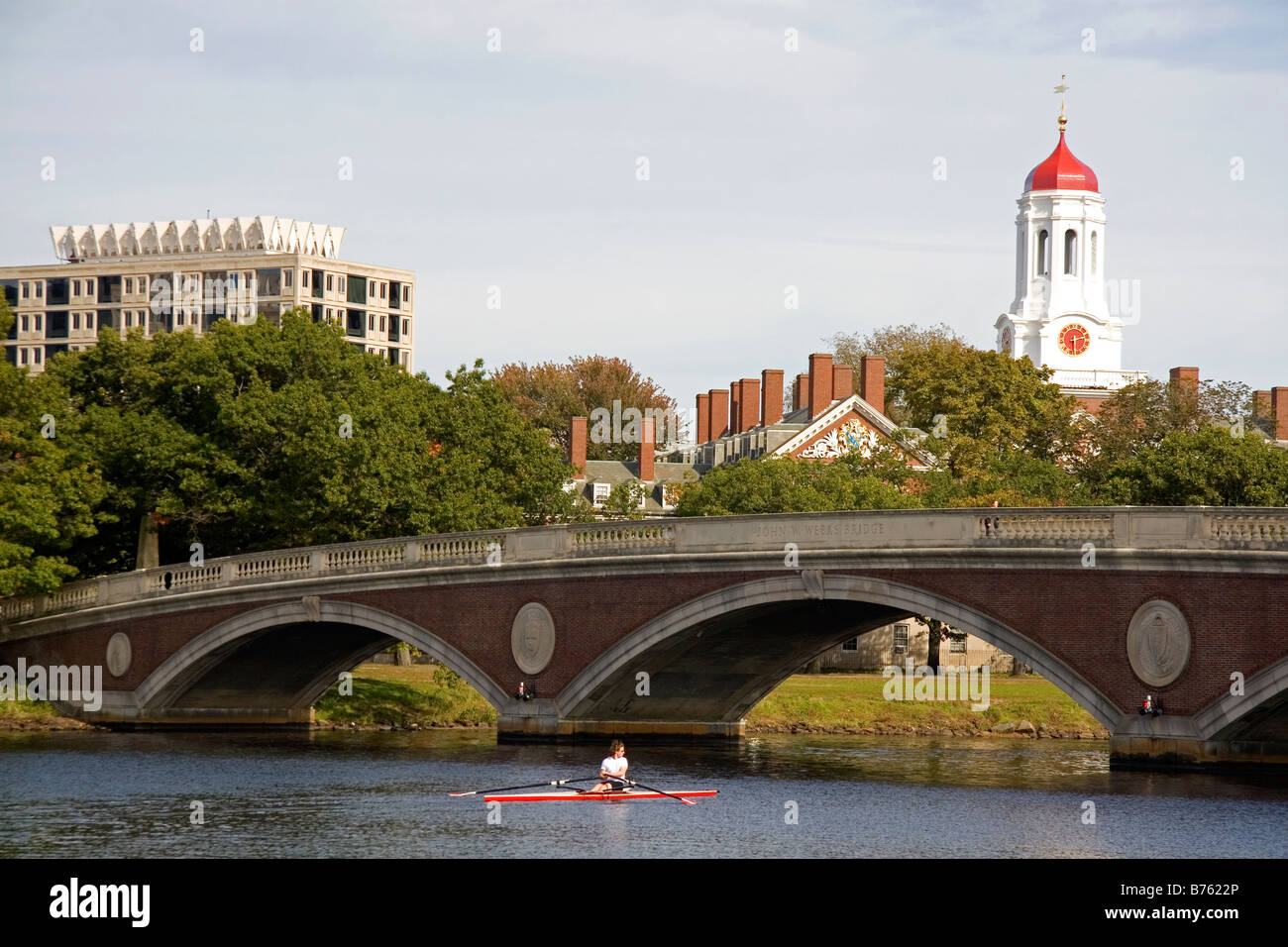 Canottaggio sul fiume Charles e la Harvard University edifici in Cambridge Greater Boston Massachusetts USA Foto Stock