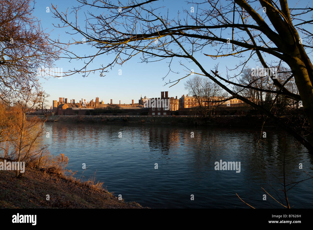 Hampton Court dal Tamigi. La luce del mattino. Foto Stock