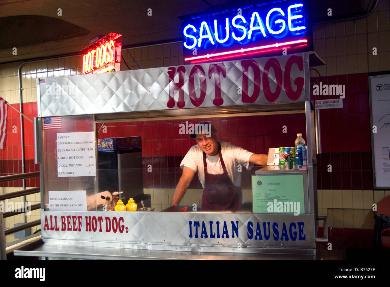 Hot Dog produttore presso la stazione di MBTA in Cambridge Greater Boston Massachusetts USA Foto Stock