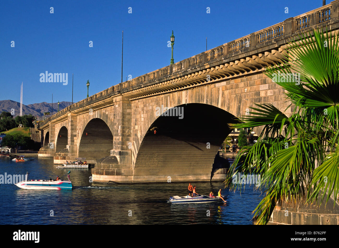 Gite in barca sotto il ponte di Londra, Lake Havasu City, Arizona Foto Stock