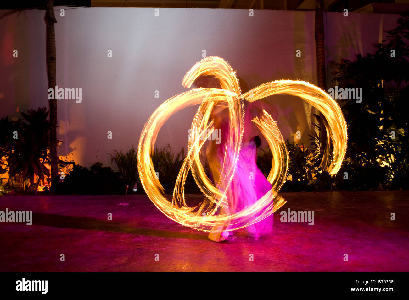 Fire ballerini mettendo su una mostra di notte a Playa Del Carmen in Messico Foto Stock