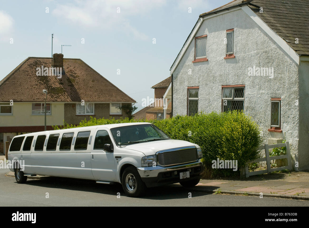 Un bianco stretch limousine parcheggiata fuori una casa suburbana in Brighton. Foto Stock