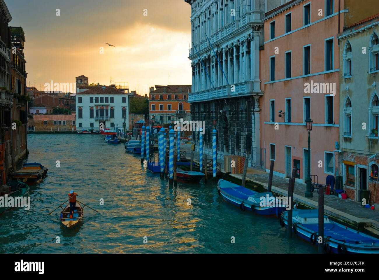 Lone gondoliere nel sestiere di Cannaregio a Venezia Italia Europa Foto Stock