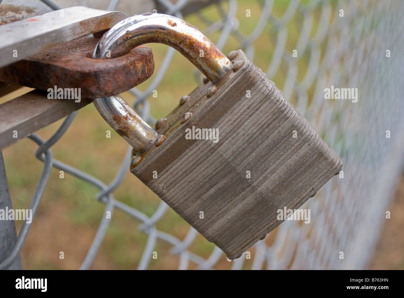 Lucchetto arrugginito protezione catena collegamento recinto gate Foto Stock