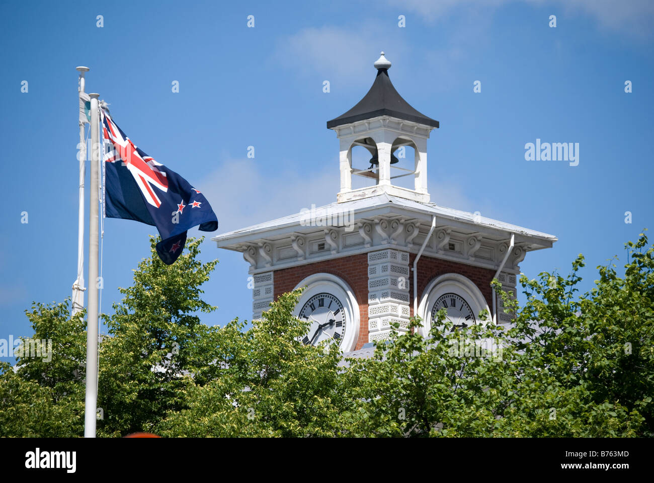 Bandiera della Nuova Zelanda e il Vecchio Ufficio Postale di Clock Tower, la piazza della cattedrale, Christchurch, Canterbury, Nuova Zelanda Foto Stock