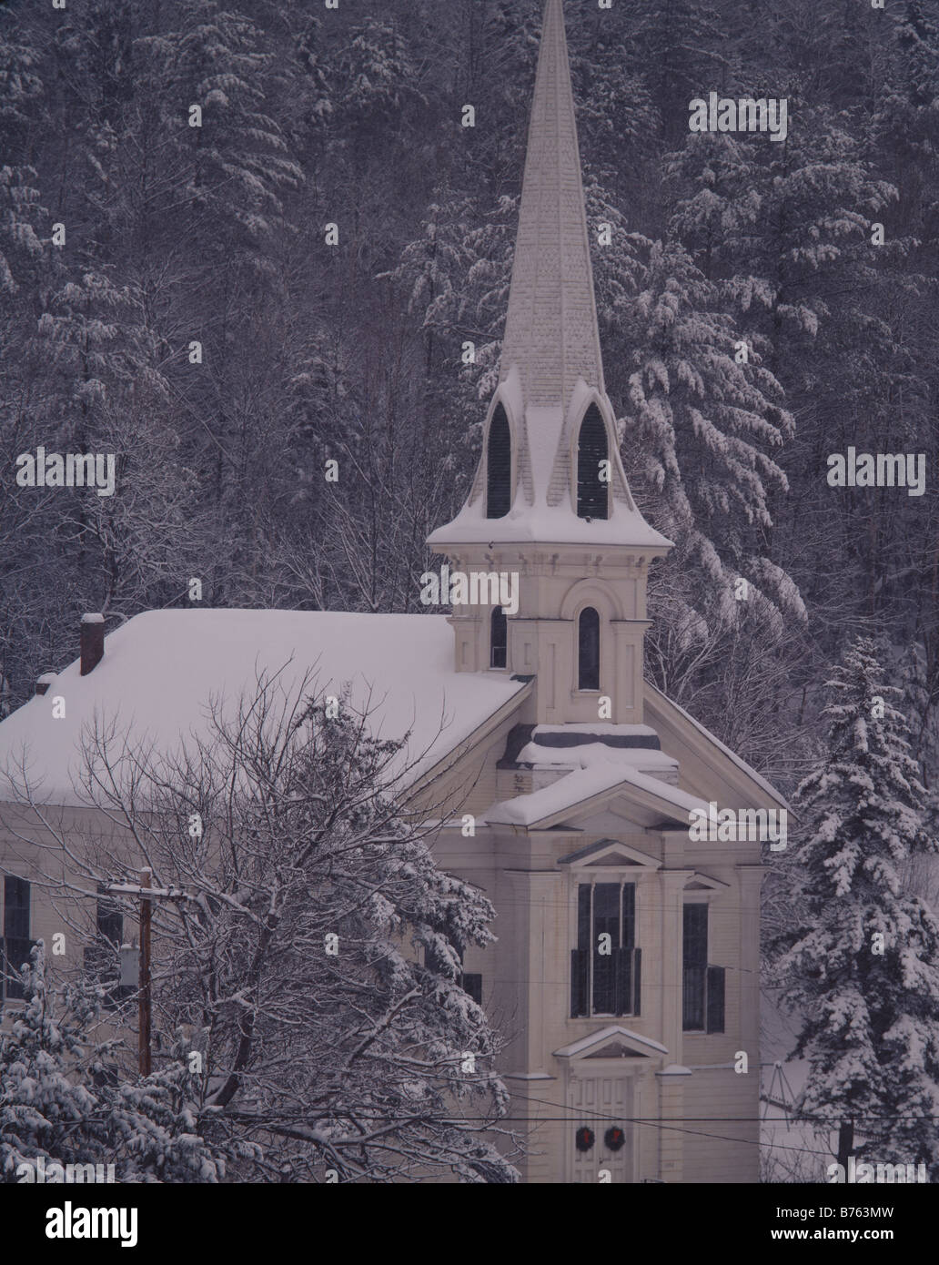 La Nuova Inghilterra chiesa in tempesta di neve Foto Stock