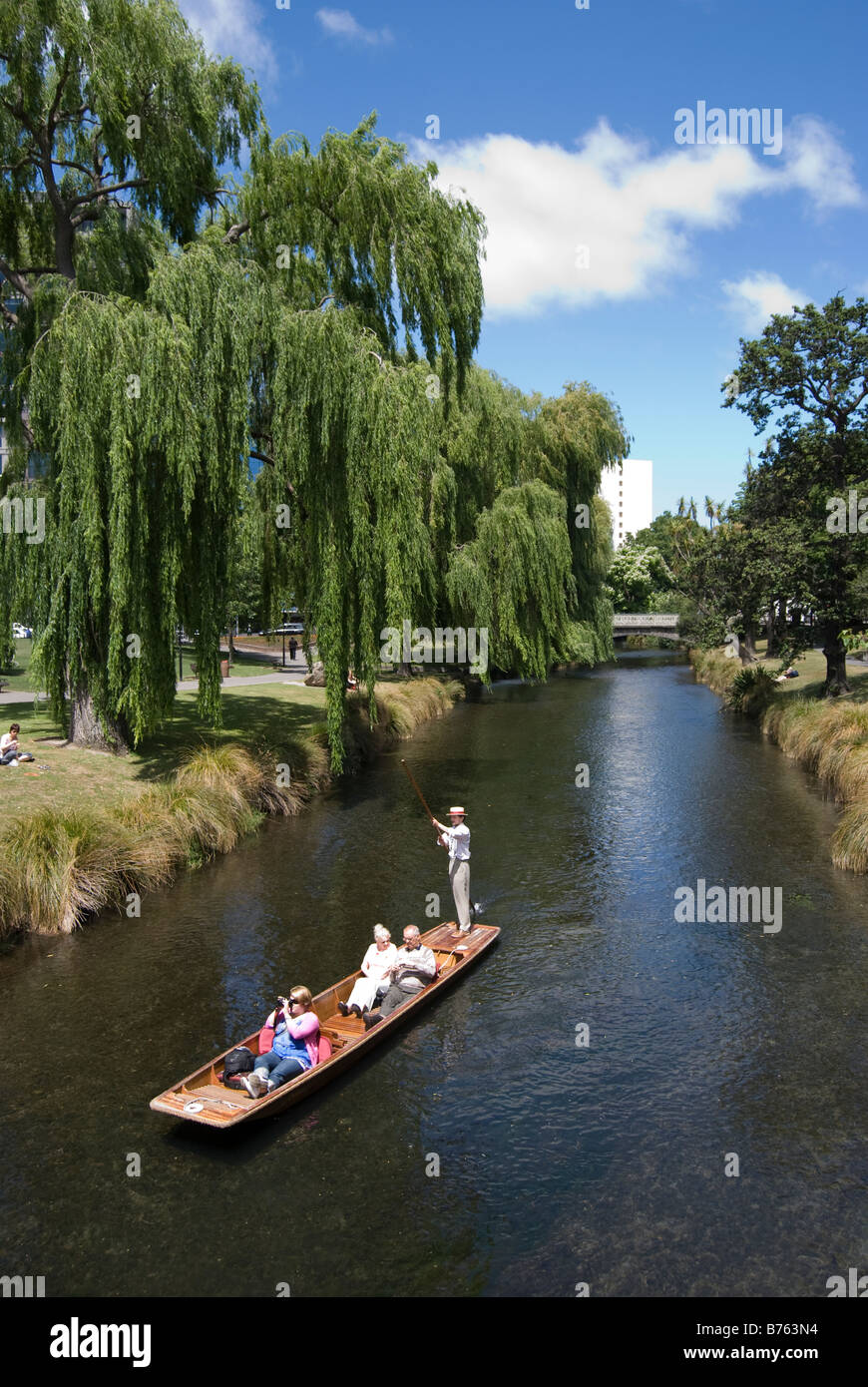 Punting sul fiume Avon da Durham Street Bridge, Christchurch, Canterbury, Nuova Zelanda Foto Stock