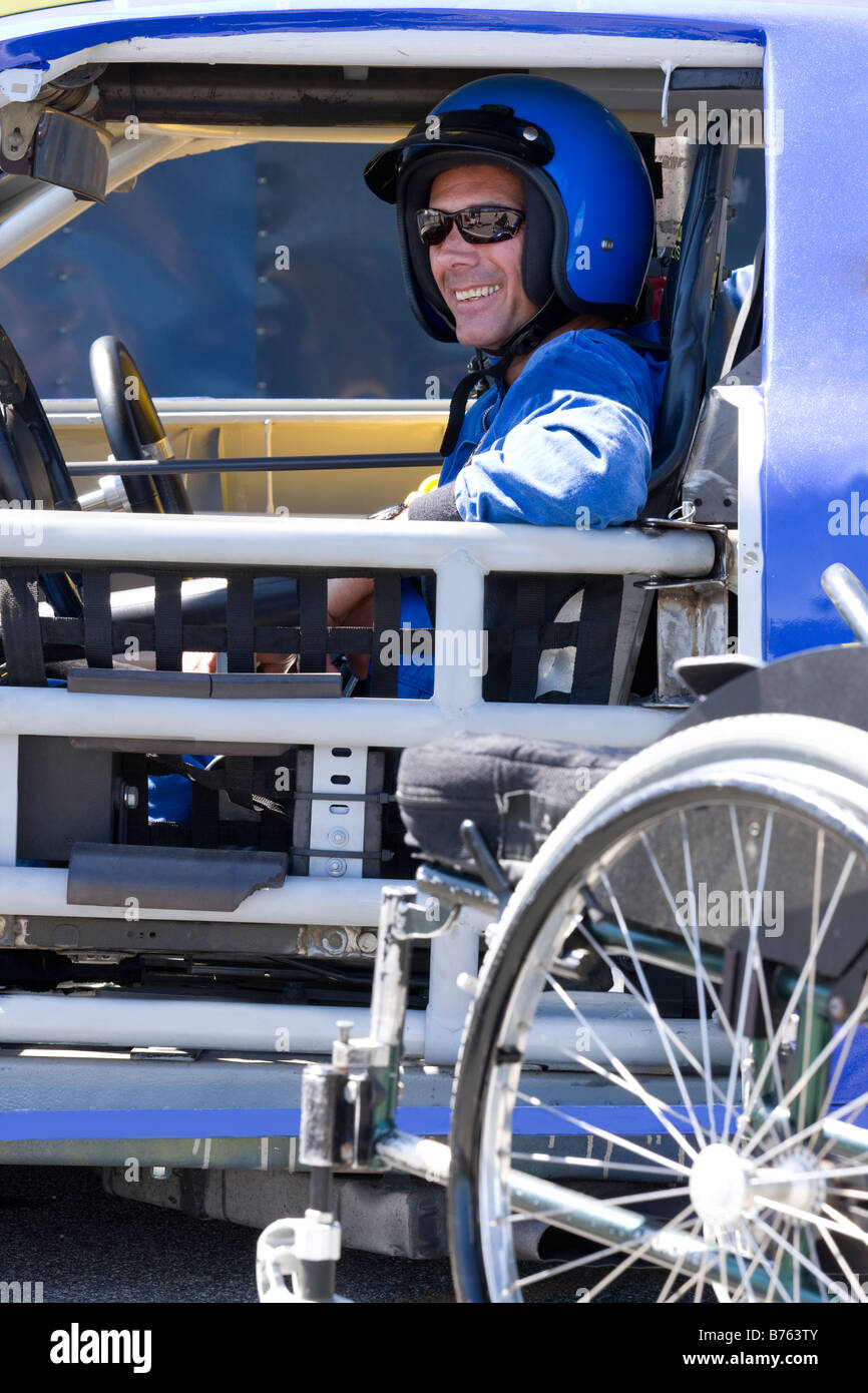 Sorridente disabilità maschio auto racer Foto Stock