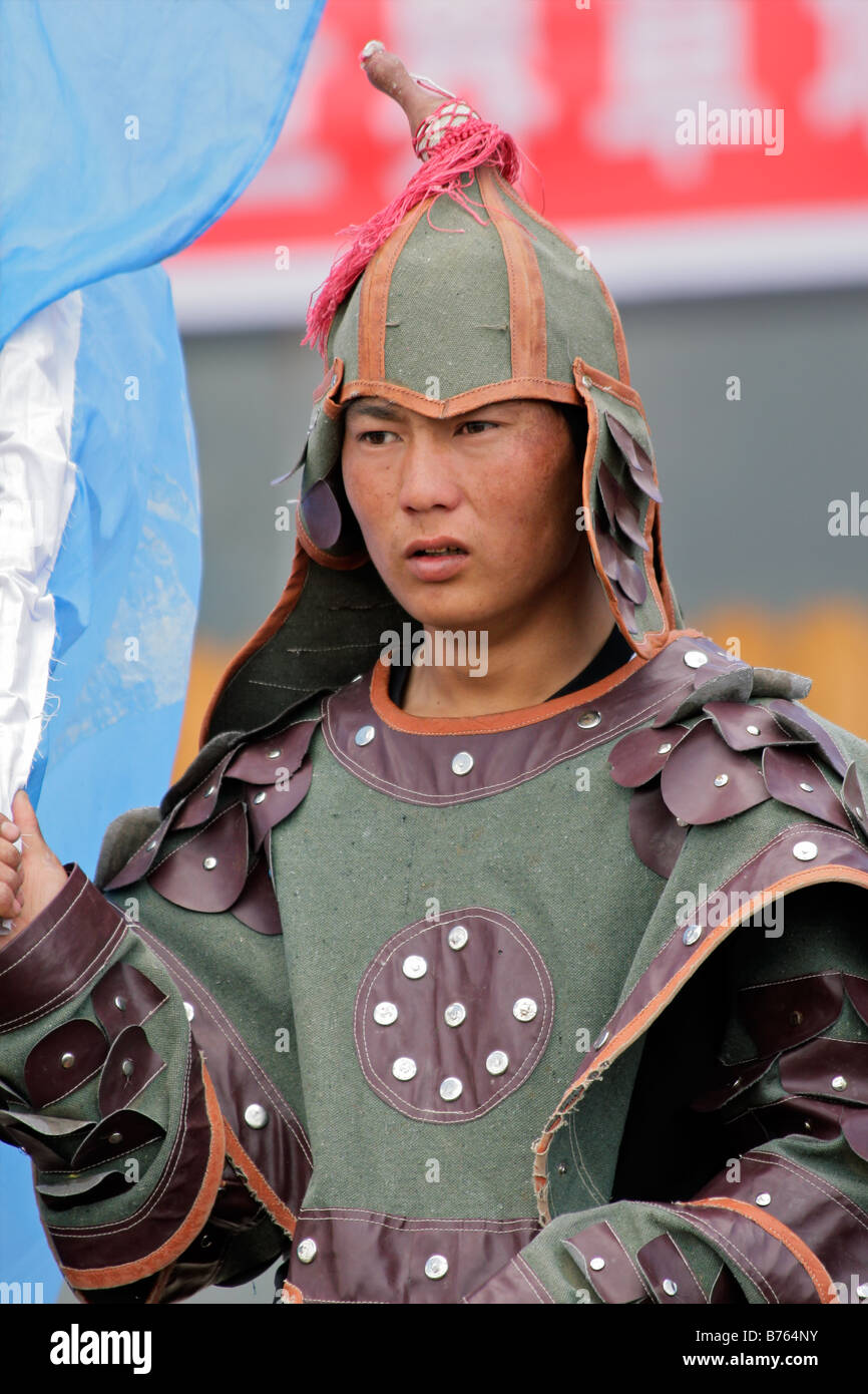 Il mongolo cavaliere nel tradizionale abito guerriero presso la prateria Gegentala centro turistico, Mongolia Interna, nel nord della Cina Foto Stock