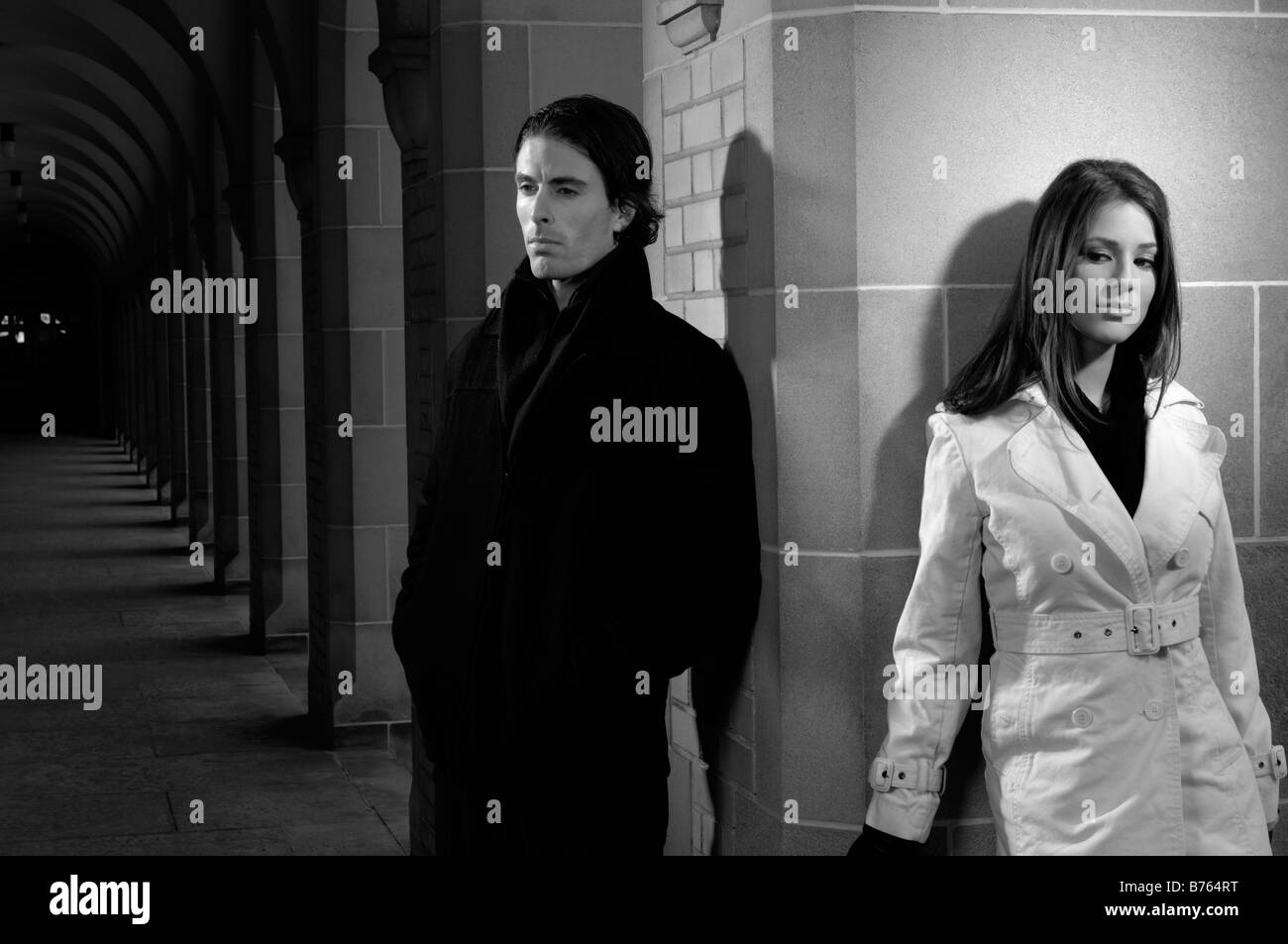 Giovane uomo e donna in piedi oltre Foto Stock