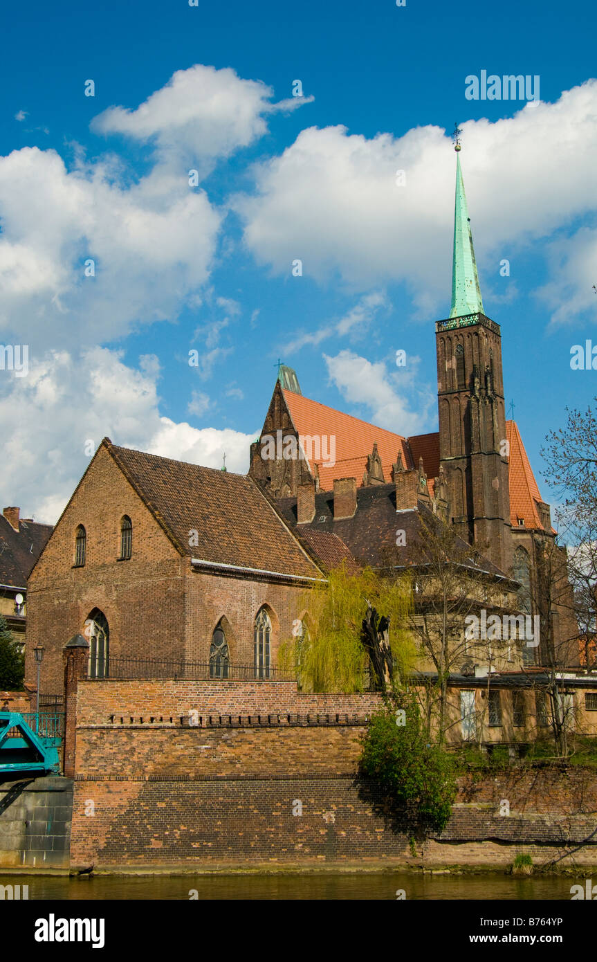 Wroclaw, Slesia, Polonia. Chiesa di Santa Croce e di San Bartolomeo all Isola Tumsky visto, dall isola Piasek Foto Stock