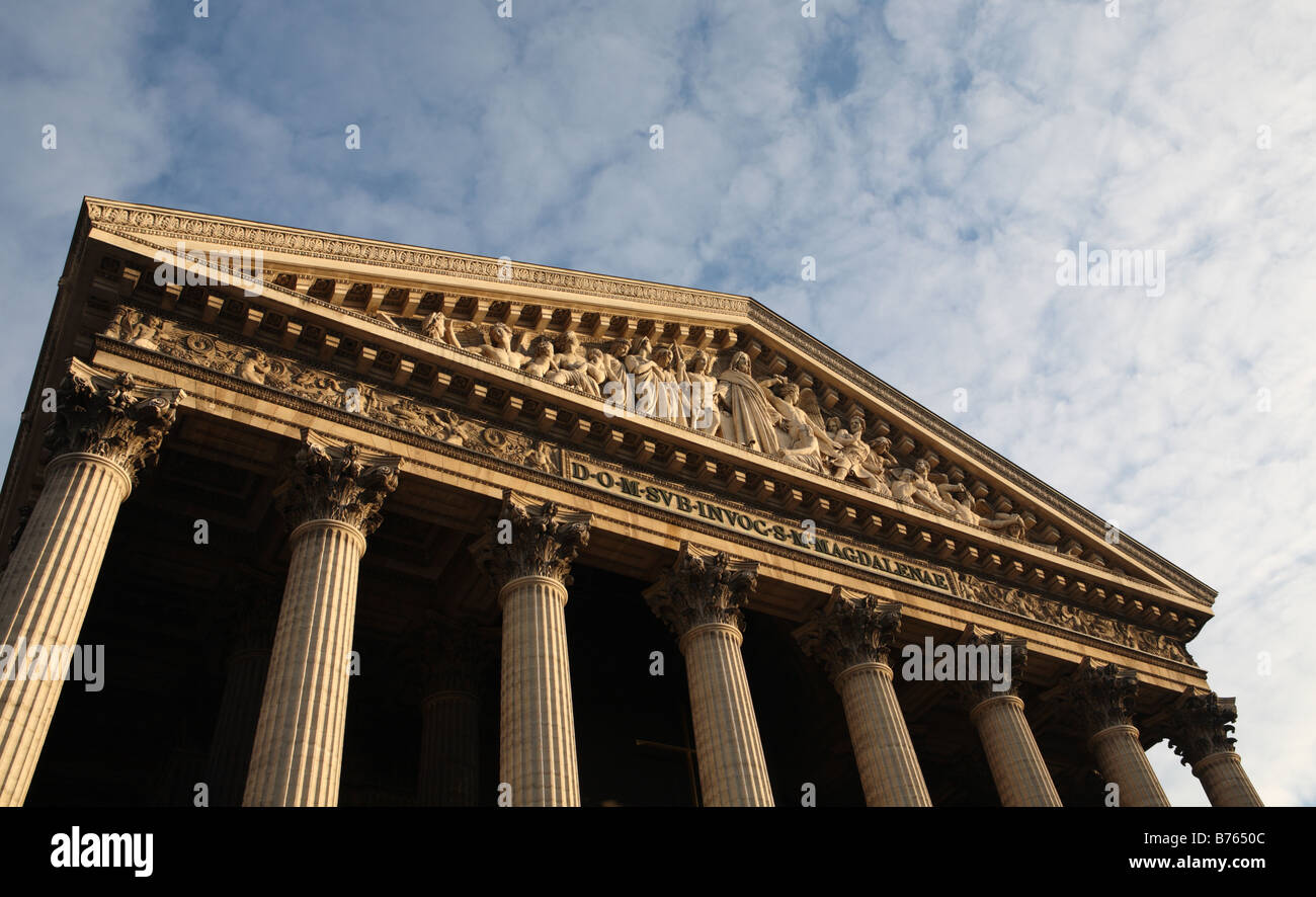 Il frontone di L'Eglise de la Madeleine a Parigi Foto Stock