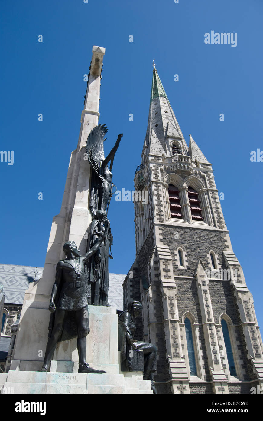 La cattedrale di Christ Church e Memoriale di guerra, la piazza della cattedrale, Christchurch, Canterbury, Nuova Zelanda Foto Stock