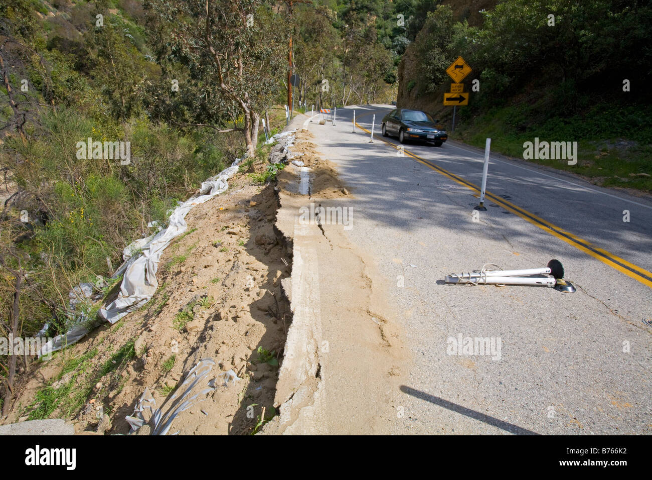 Le forti piogge hanno distrutto una parte di Las Flores Canyon Road in Malibu, California, Stati Uniti d'America Foto Stock