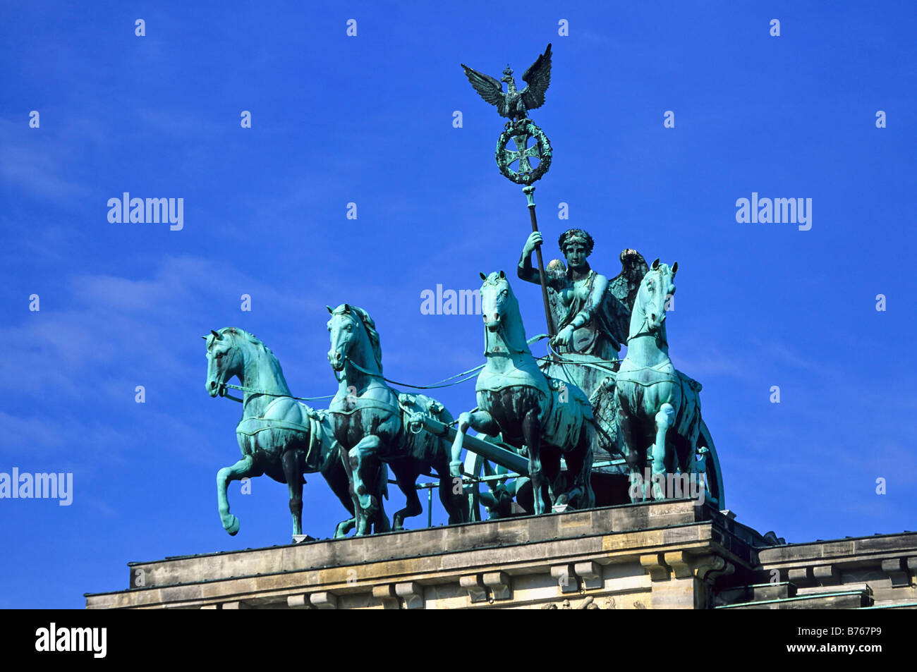 Quadriga Brandenburger Tor la Porta di Brandeburgo emblema distintivo vista Berlino Germania Foto Stock