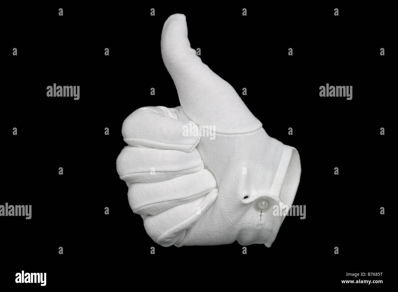 La mano in un bianco Guanto cotone gesticolando un pollice in alto segno isolato su uno sfondo nero uomo invisibile effetto sul guanto Foto Stock
