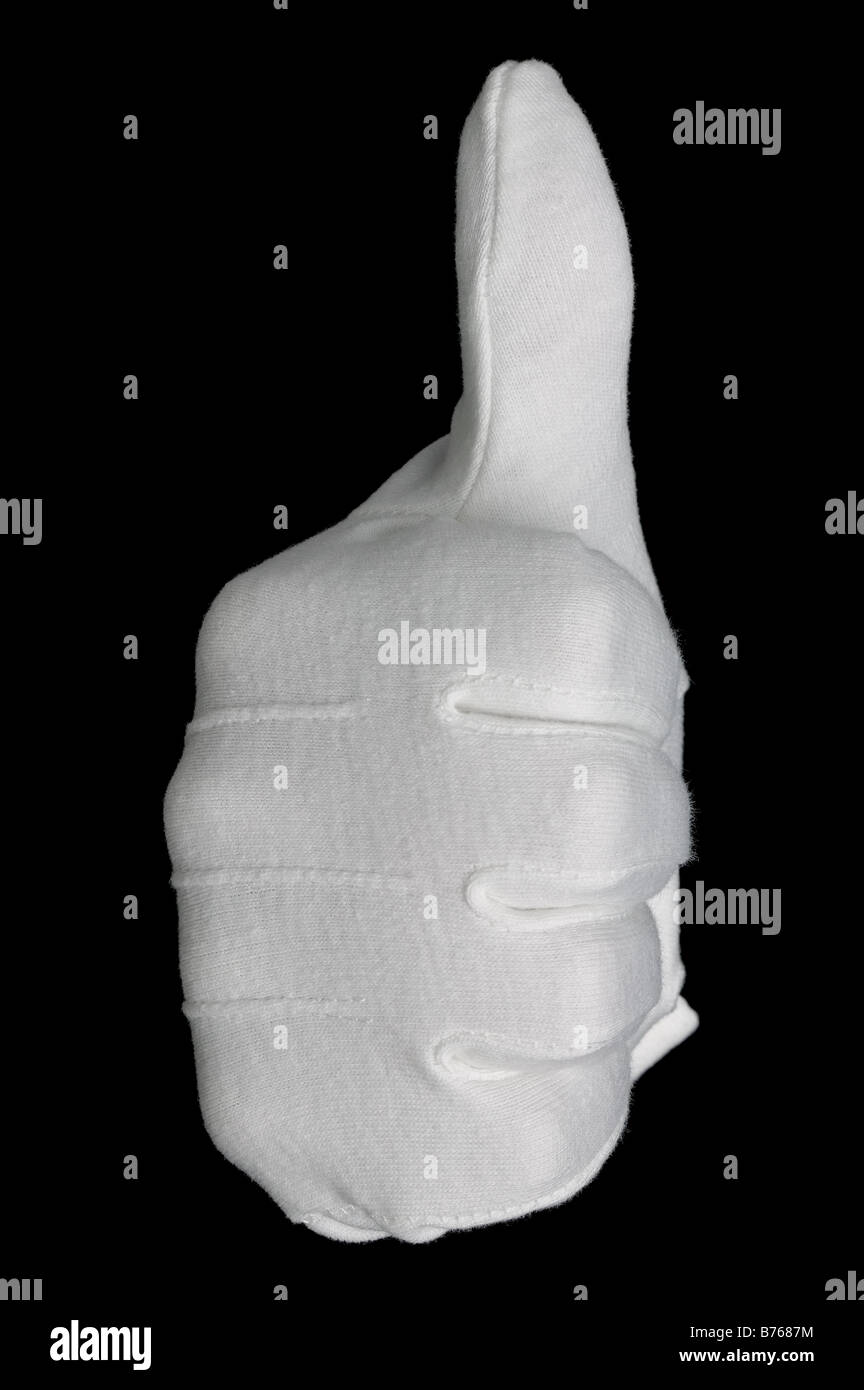 Vista frontale di una mano in un bianco Guanto cotone gesticolando un pollice in alto segno isolato su sfondo nero Foto Stock